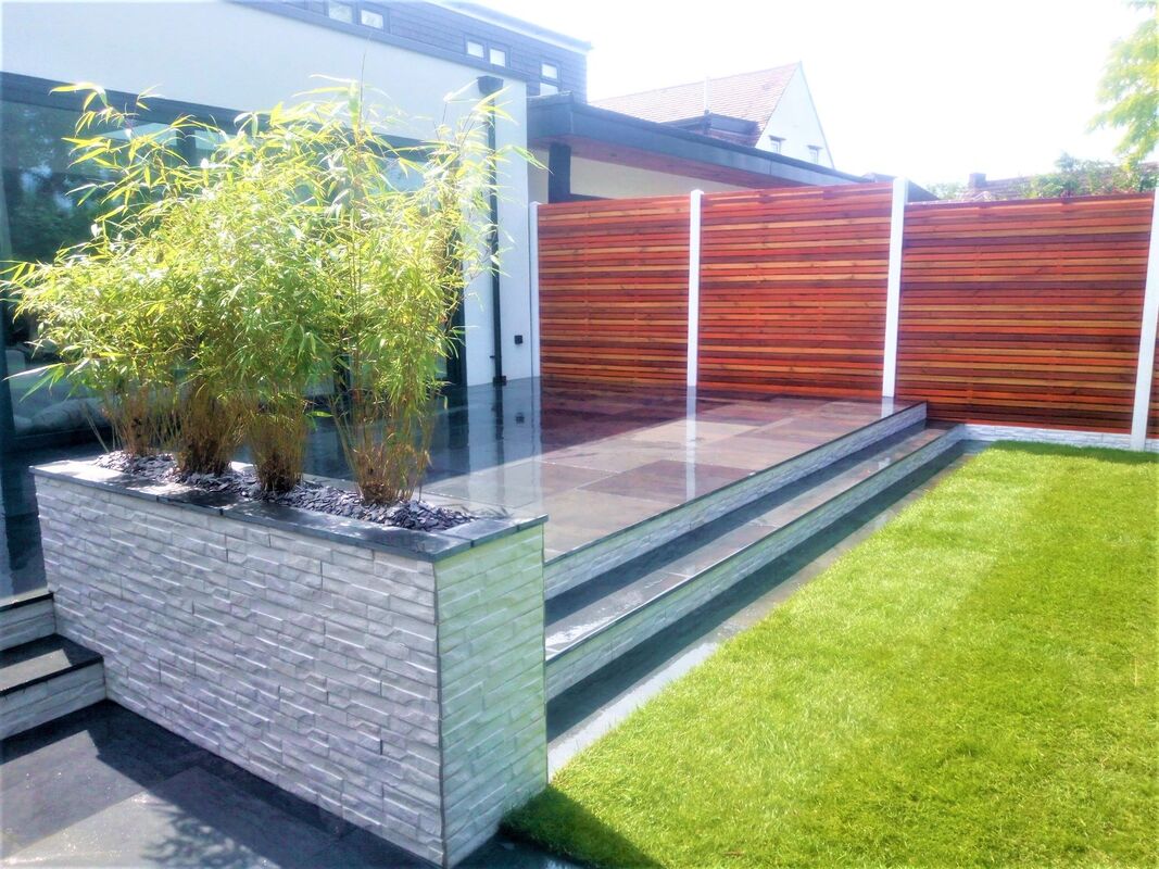 slate paving patio with contemporary fencing
