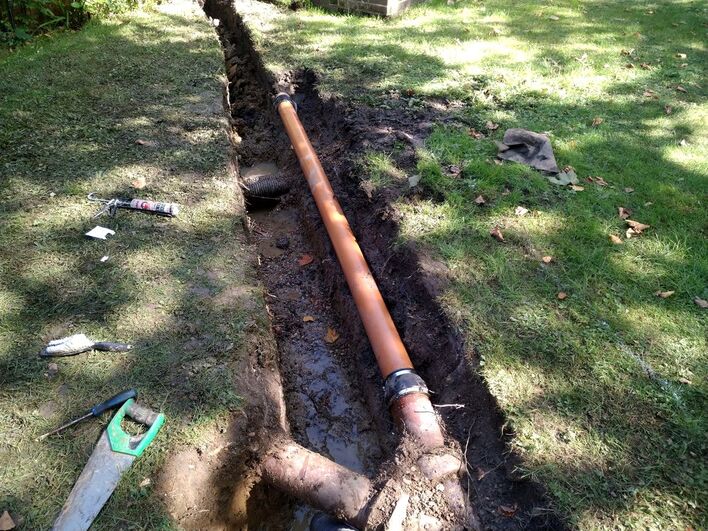 fixing a broken clay drainage pipe
